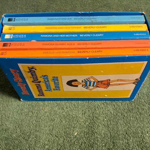 Vintage 1984, set of five Beverly Cleary paperback in a case - Picture 2 of 4